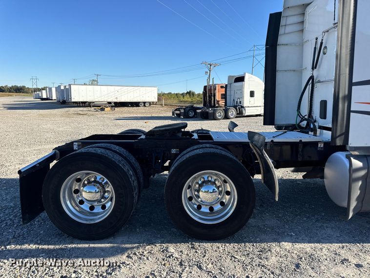 image for item DW6641 2019 Peterbilt 579 semi truck