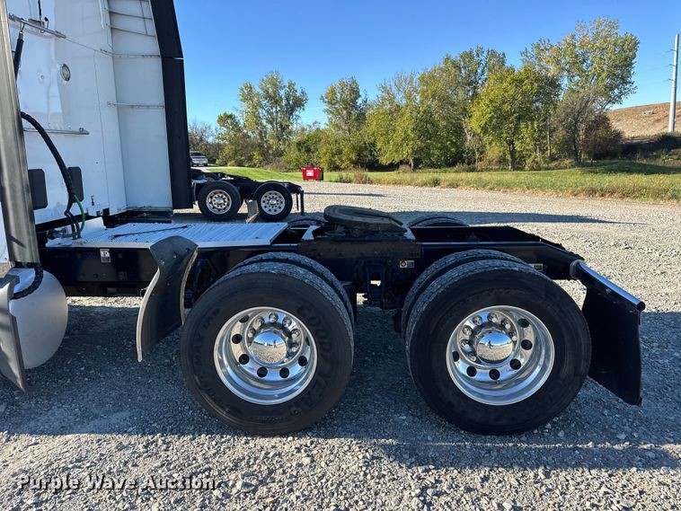 image for item DW6641 2019 Peterbilt 579 semi truck