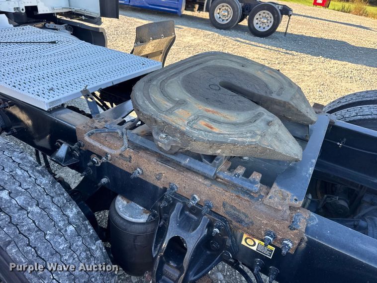 image for item DW6641 2019 Peterbilt 579 semi truck