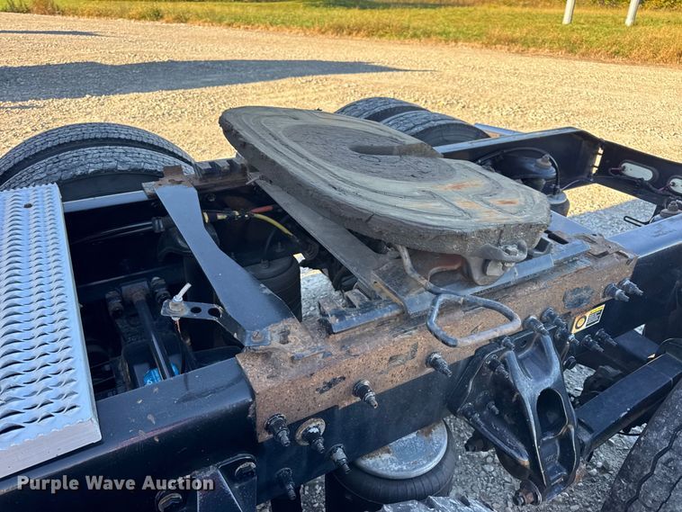 image for item DW6641 2019 Peterbilt 579 semi truck