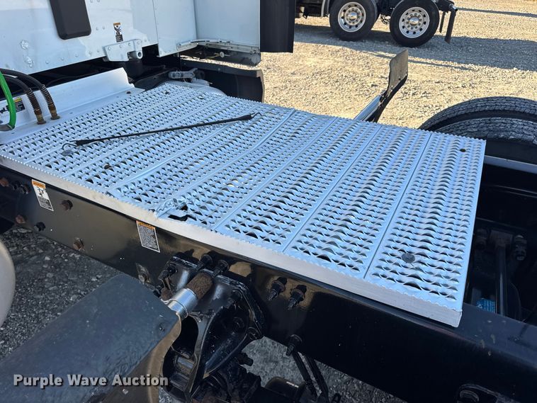 image for item DW6641 2019 Peterbilt 579 semi truck