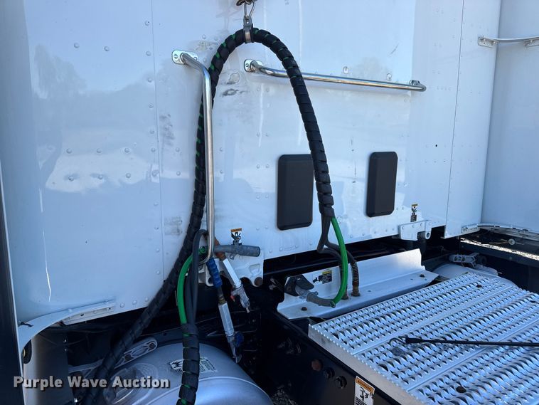 image for item DW6641 2019 Peterbilt 579 semi truck