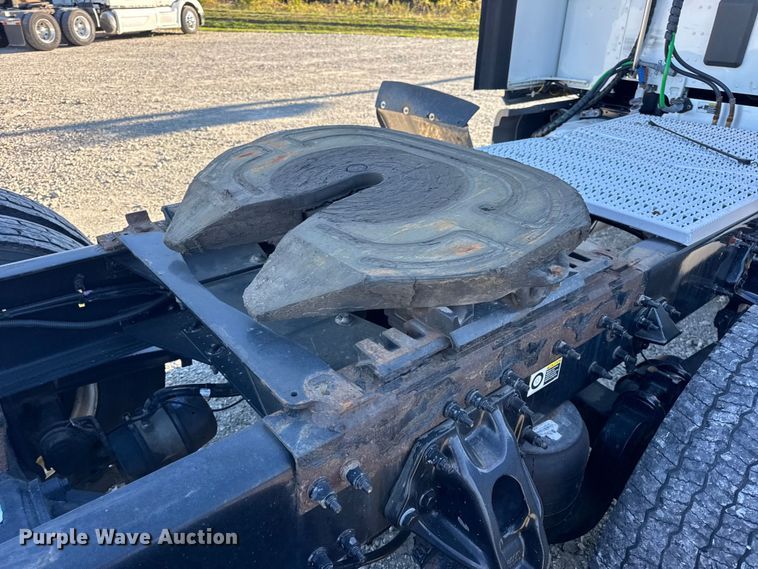 image for item DW6641 2019 Peterbilt 579 semi truck