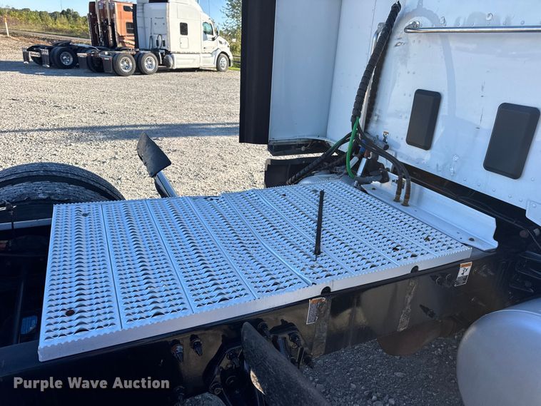 image for item DW6641 2019 Peterbilt 579 semi truck