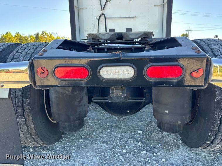 image for item DW6641 2019 Peterbilt 579 semi truck