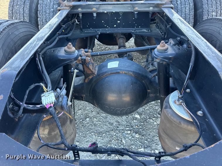 image for item DW6641 2019 Peterbilt 579 semi truck