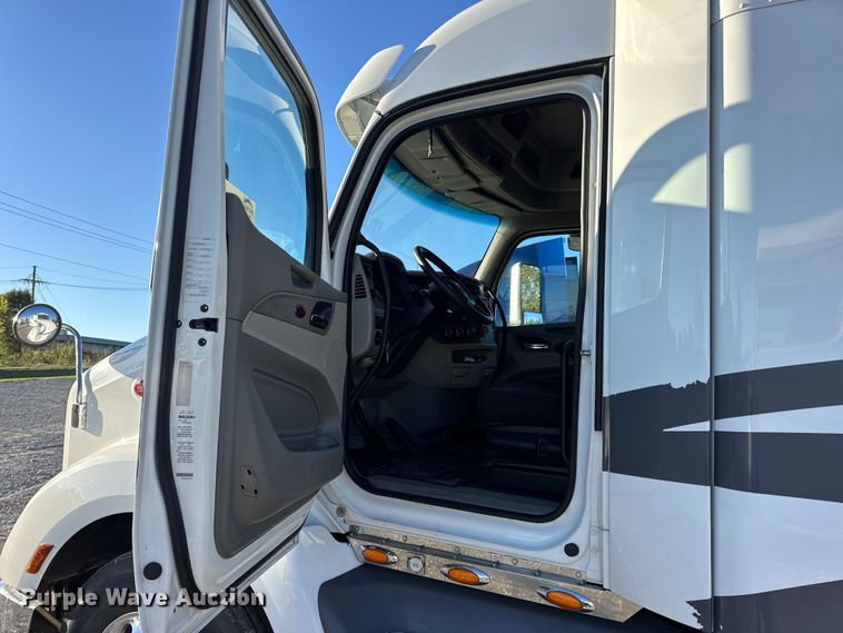 image for item DW6641 2019 Peterbilt 579 semi truck