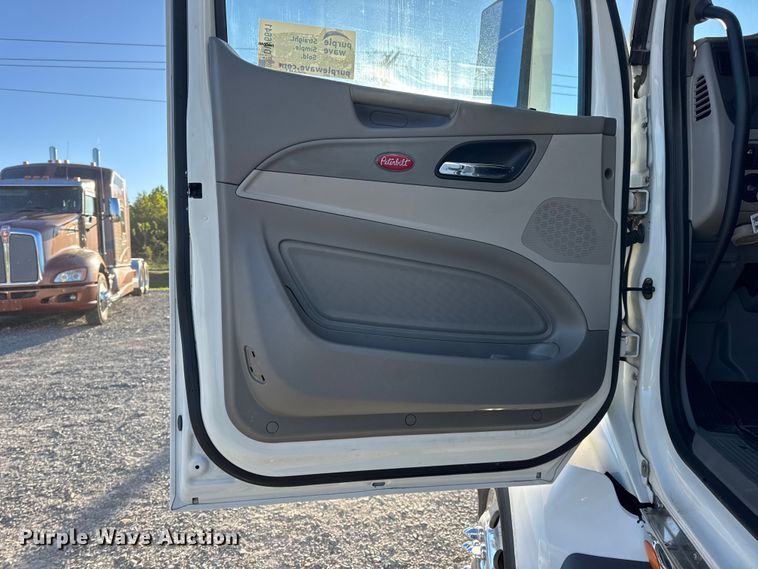 image for item DW6641 2019 Peterbilt 579 semi truck