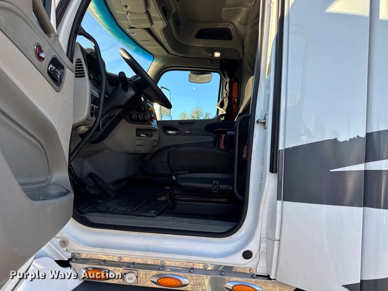 image for item DW6641 2019 Peterbilt 579 semi truck