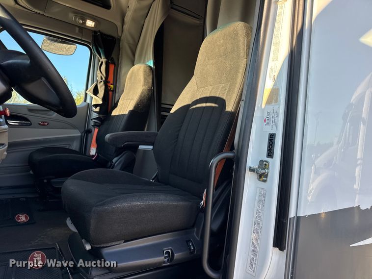 image for item DW6641 2019 Peterbilt 579 semi truck