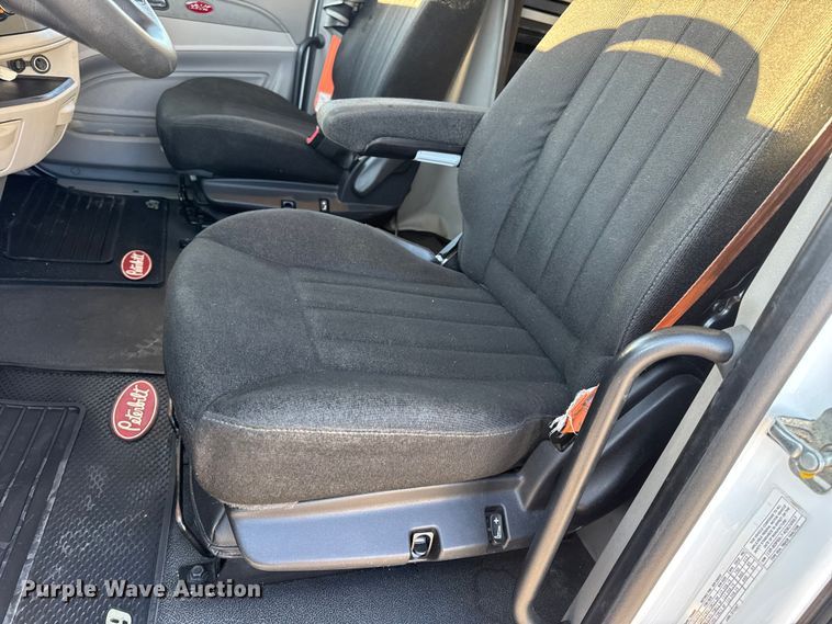 image for item DW6641 2019 Peterbilt 579 semi truck