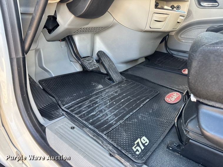 image for item DW6641 2019 Peterbilt 579 semi truck