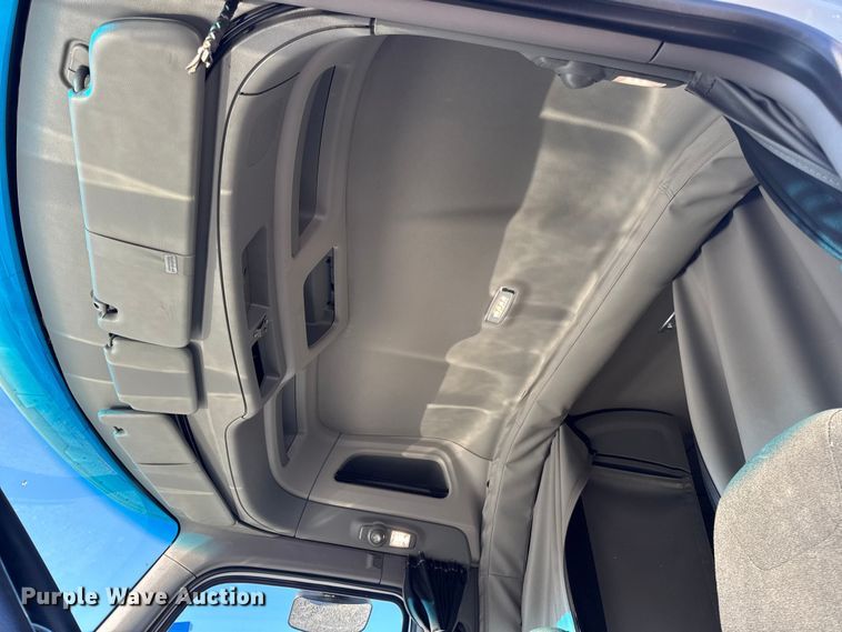 image for item DW6641 2019 Peterbilt 579 semi truck