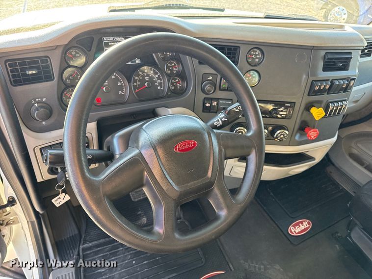 image for item DW6641 2019 Peterbilt 579 semi truck