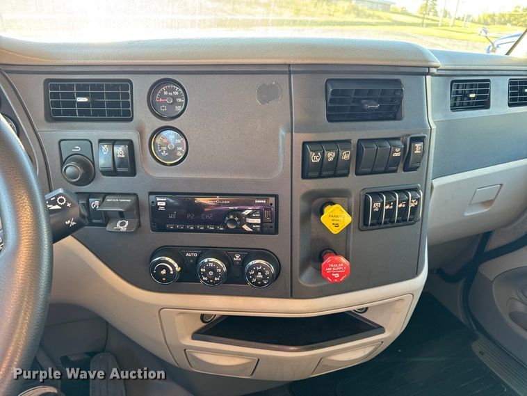 image for item DW6641 2019 Peterbilt 579 semi truck