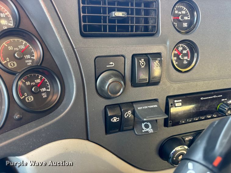 image for item DW6641 2019 Peterbilt 579 semi truck