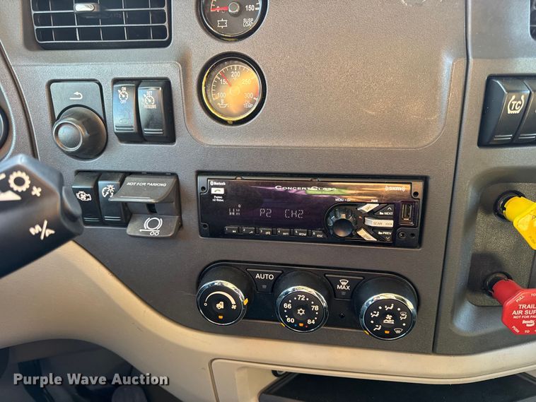 image for item DW6641 2019 Peterbilt 579 semi truck