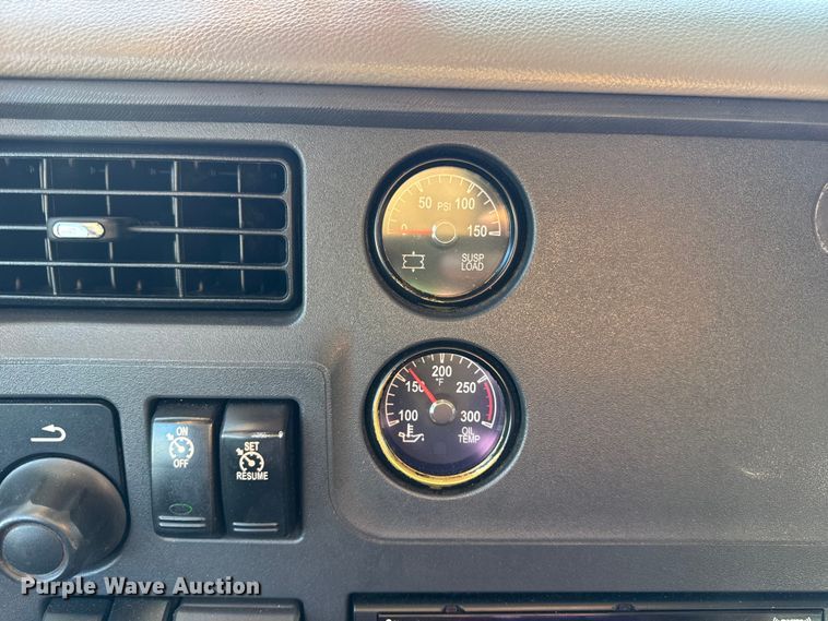 image for item DW6641 2019 Peterbilt 579 semi truck