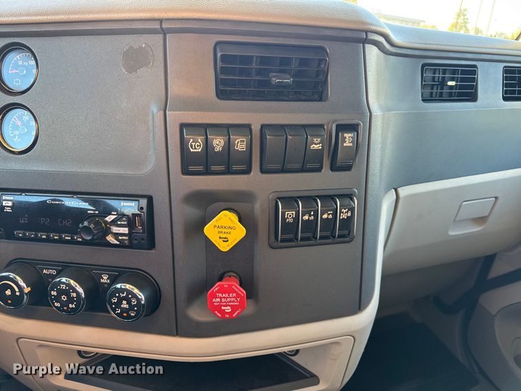 image for item DW6641 2019 Peterbilt 579 semi truck