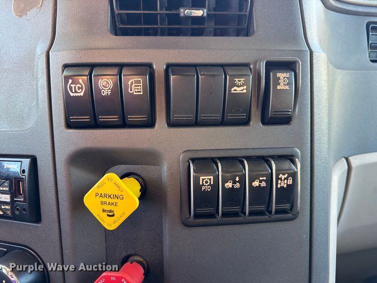 image for item DW6641 2019 Peterbilt 579 semi truck