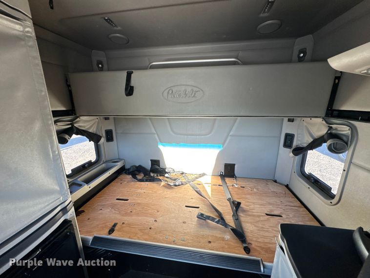 image for item DW6641 2019 Peterbilt 579 semi truck