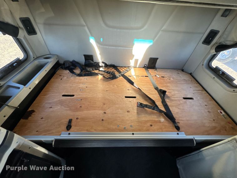 image for item DW6641 2019 Peterbilt 579 semi truck