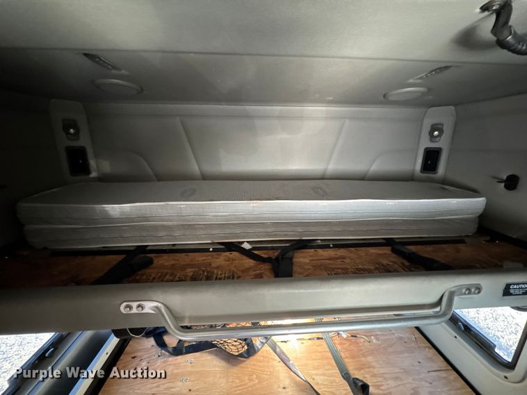 image for item DW6641 2019 Peterbilt 579 semi truck