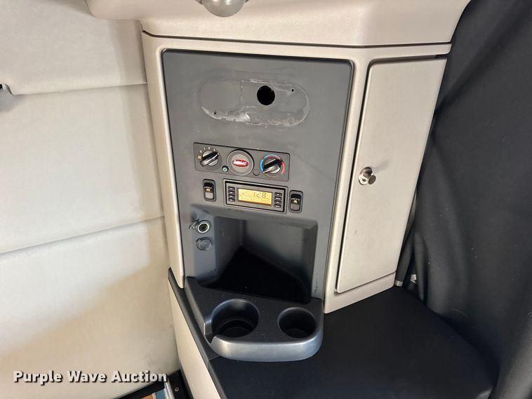 image for item DW6641 2019 Peterbilt 579 semi truck