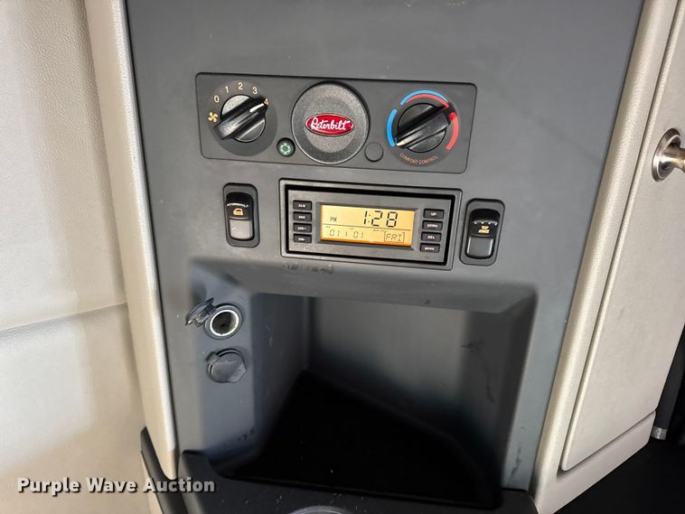 image for item DW6641 2019 Peterbilt 579 semi truck