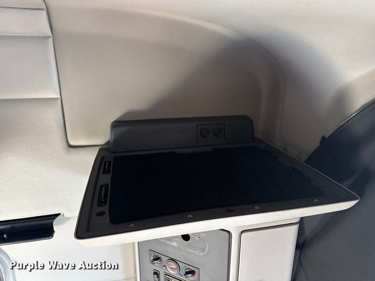 image for item DW6641 2019 Peterbilt 579 semi truck