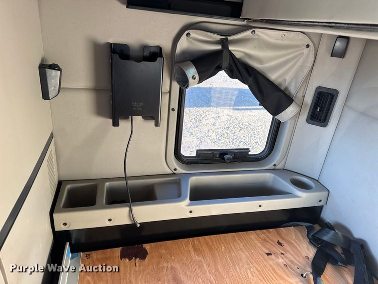 image for item DW6641 2019 Peterbilt 579 semi truck