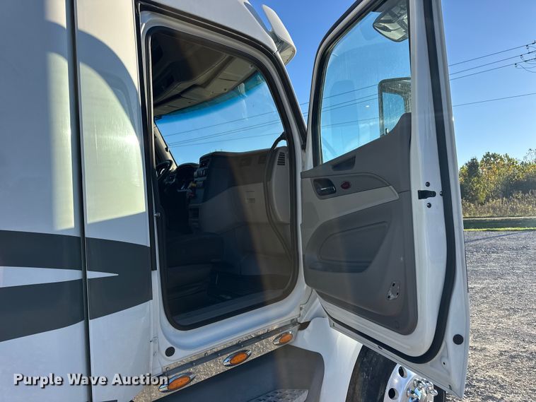 image for item DW6641 2019 Peterbilt 579 semi truck