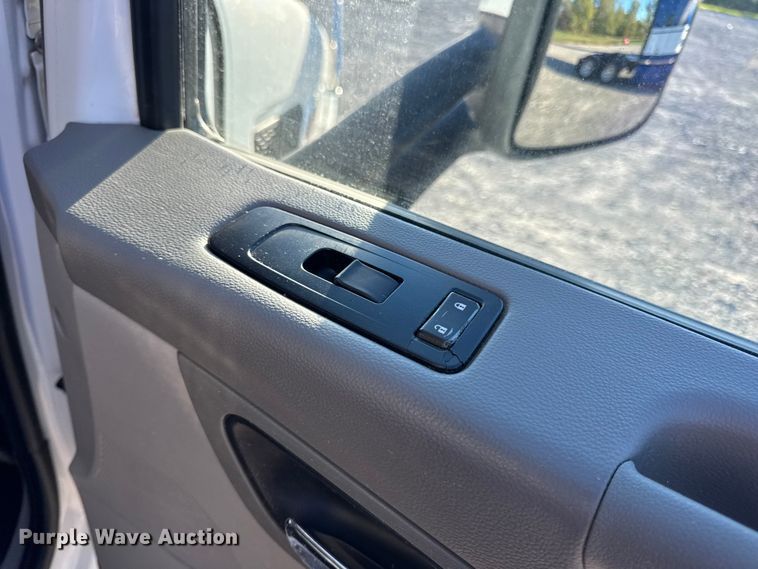 image for item DW6641 2019 Peterbilt 579 semi truck