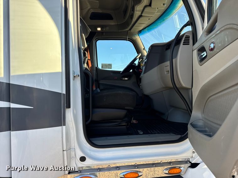 image for item DW6641 2019 Peterbilt 579 semi truck