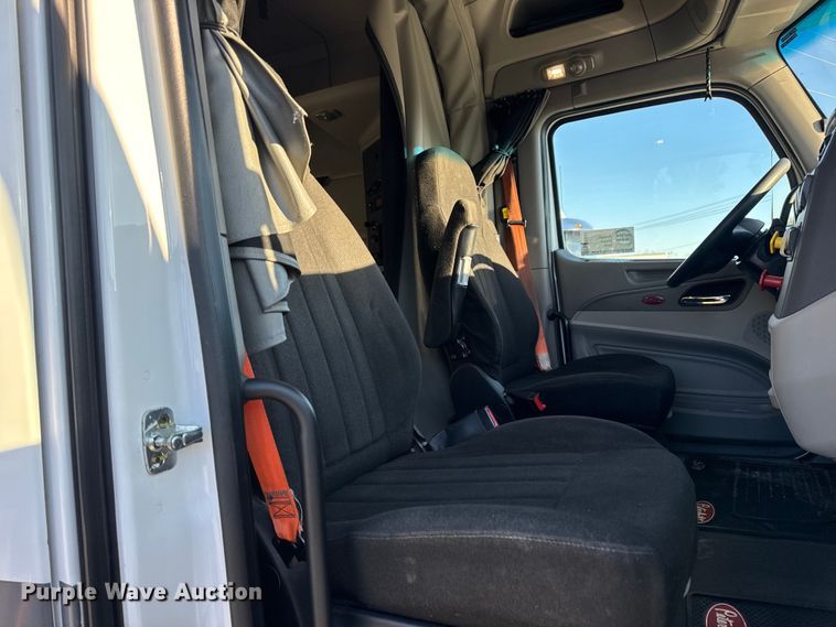 image for item DW6641 2019 Peterbilt 579 semi truck