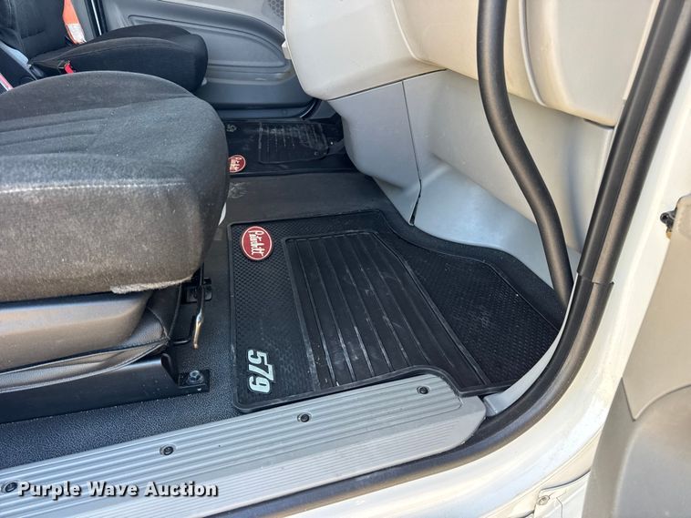 image for item DW6641 2019 Peterbilt 579 semi truck