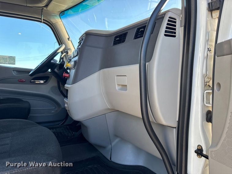 image for item DW6641 2019 Peterbilt 579 semi truck