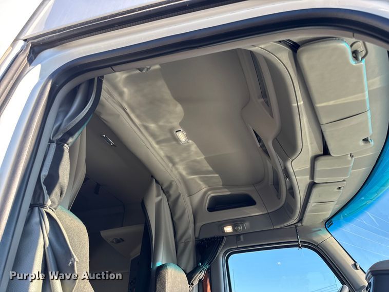 image for item DW6641 2019 Peterbilt 579 semi truck