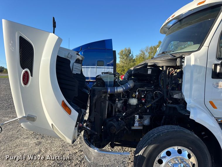 image for item DW6641 2019 Peterbilt 579 semi truck