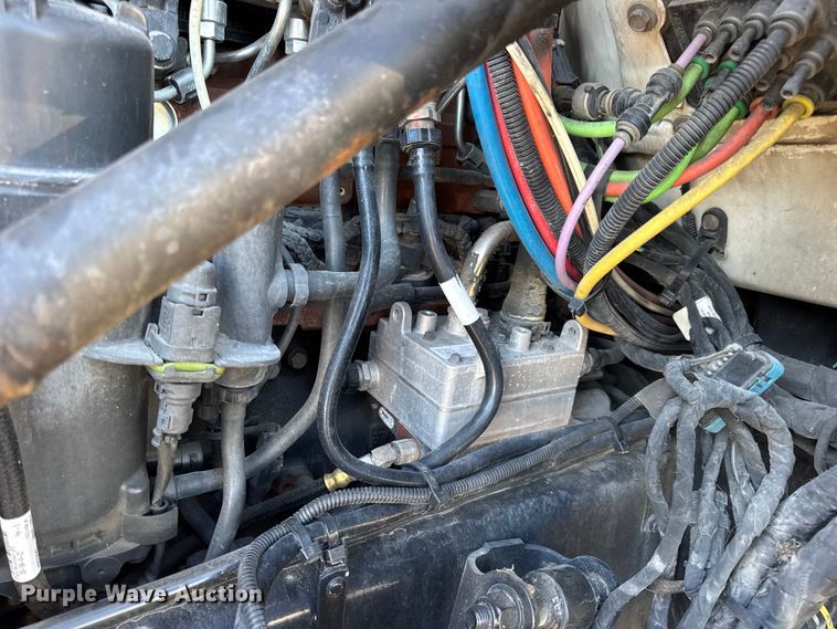 image for item DW6641 2019 Peterbilt 579 semi truck