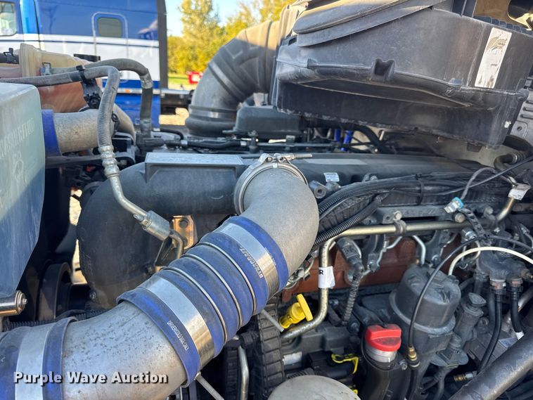 image for item DW6641 2019 Peterbilt 579 semi truck