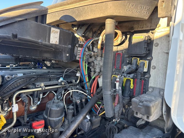 image for item DW6641 2019 Peterbilt 579 semi truck