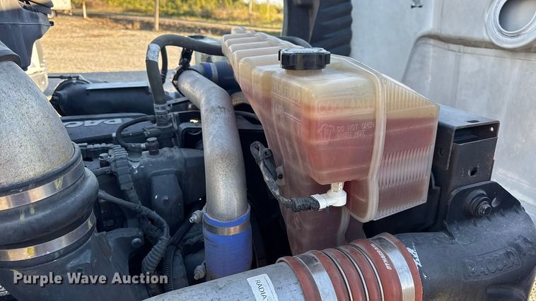 image for item DW6641 2019 Peterbilt 579 semi truck