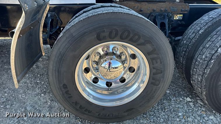 image for item DW6641 2019 Peterbilt 579 semi truck