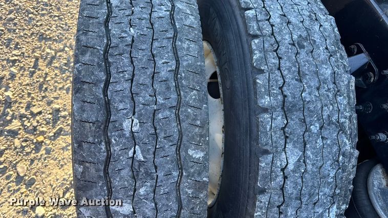 image for item DW6641 2019 Peterbilt 579 semi truck