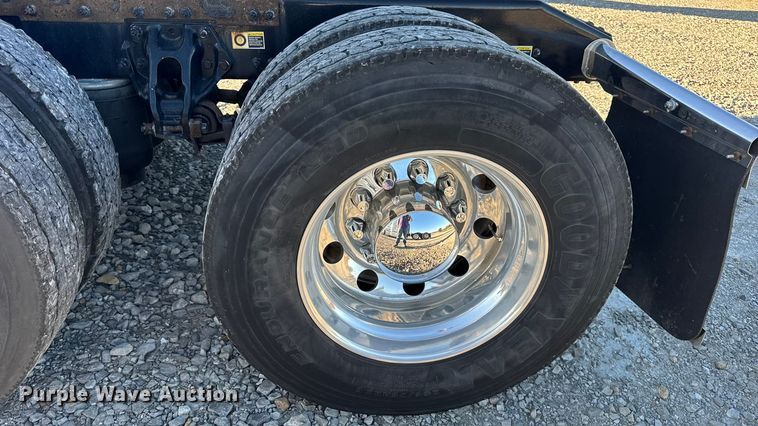 image for item DW6641 2019 Peterbilt 579 semi truck