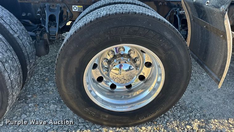 image for item DW6641 2019 Peterbilt 579 semi truck