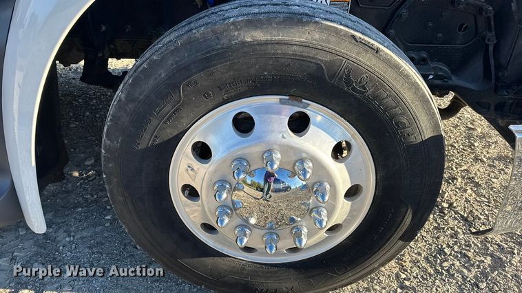 image for item DW6641 2019 Peterbilt 579 semi truck