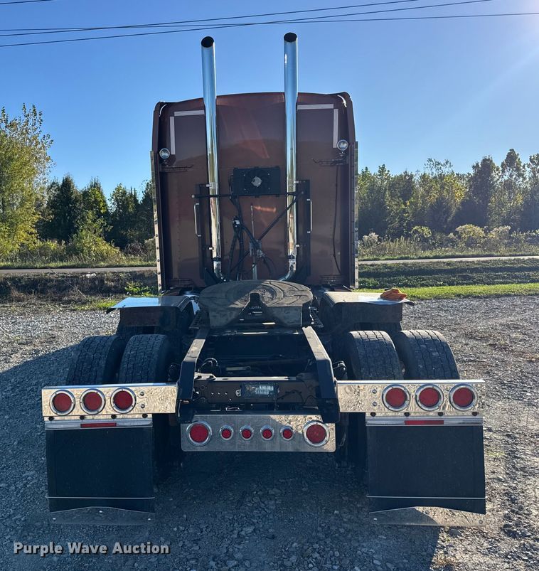 image for item DW6642 2016 Kenworth T6 semi truck