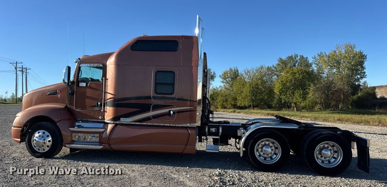 image for item DW6642 2016 Kenworth T6 semi truck